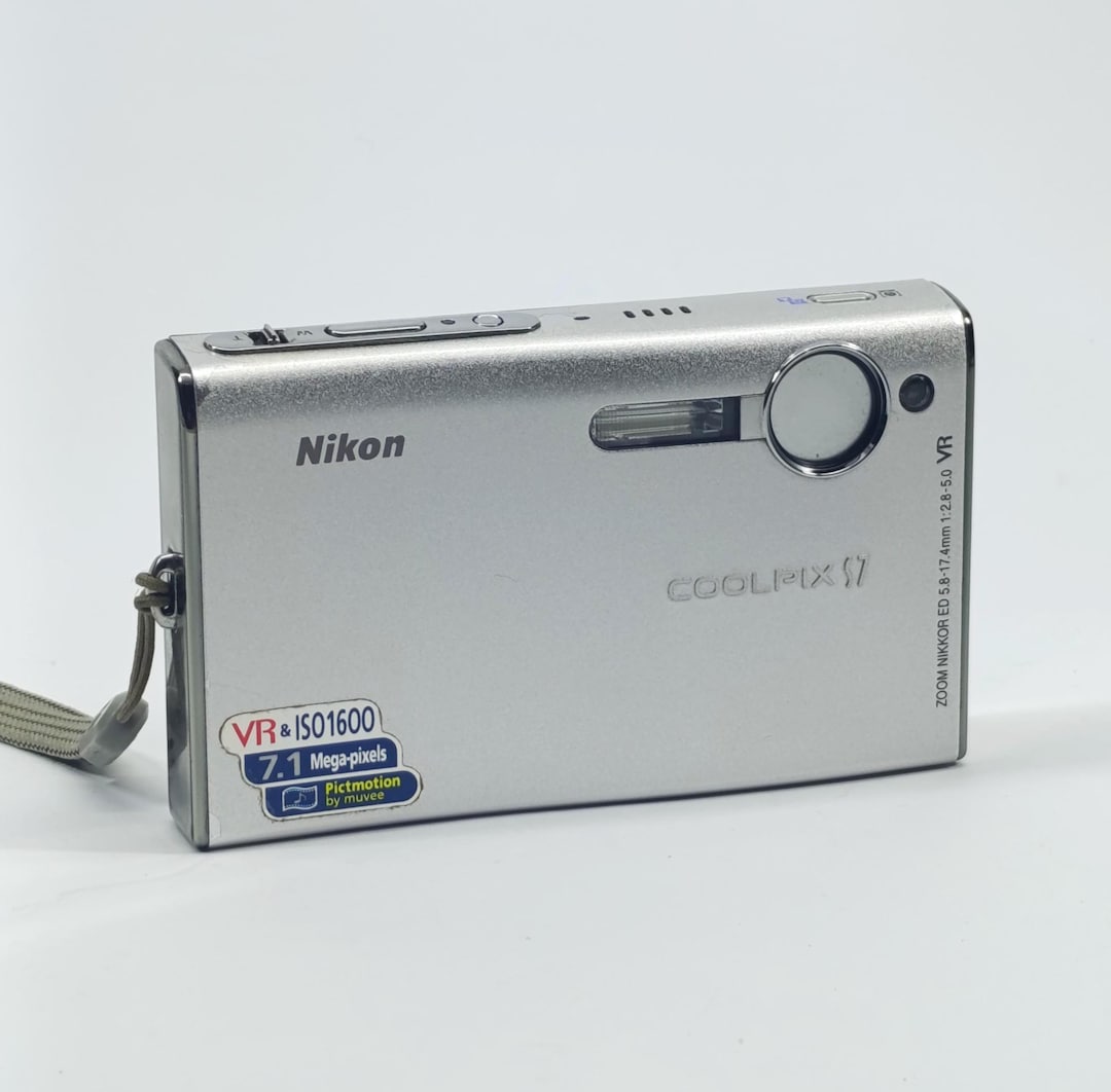 Nikon coolpix S7 （良品） Nikon Coolpix S7 Digital Camera Silver 7.1 MP - Full Set of