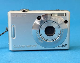 Sony Cyber-shot DSC-T7 5.1MP Digital Camera - SILVER Vintage