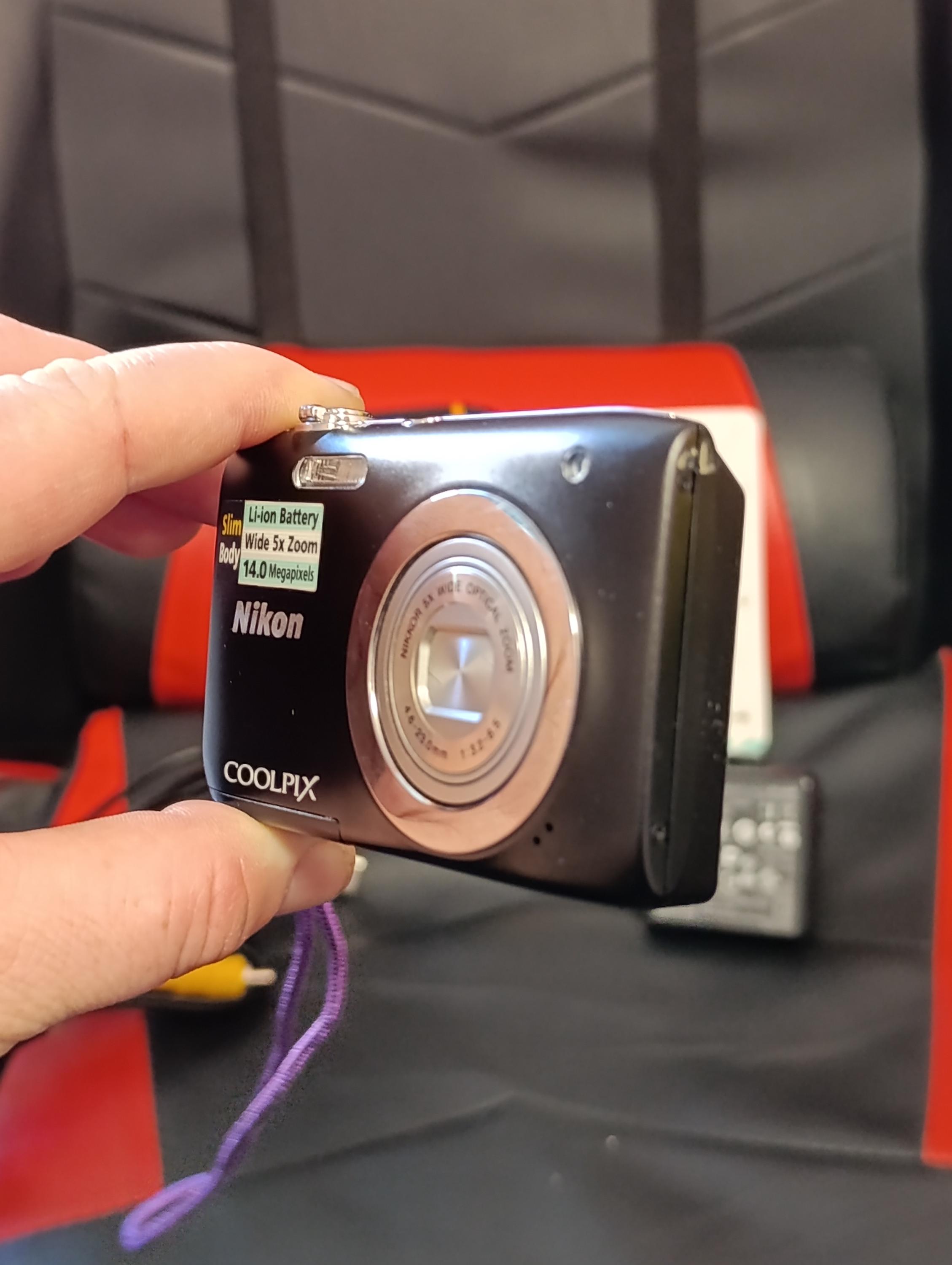 Nikon Coolpix S2600: 14.0MP ブラック コンパクトデジタルカメラ (SD