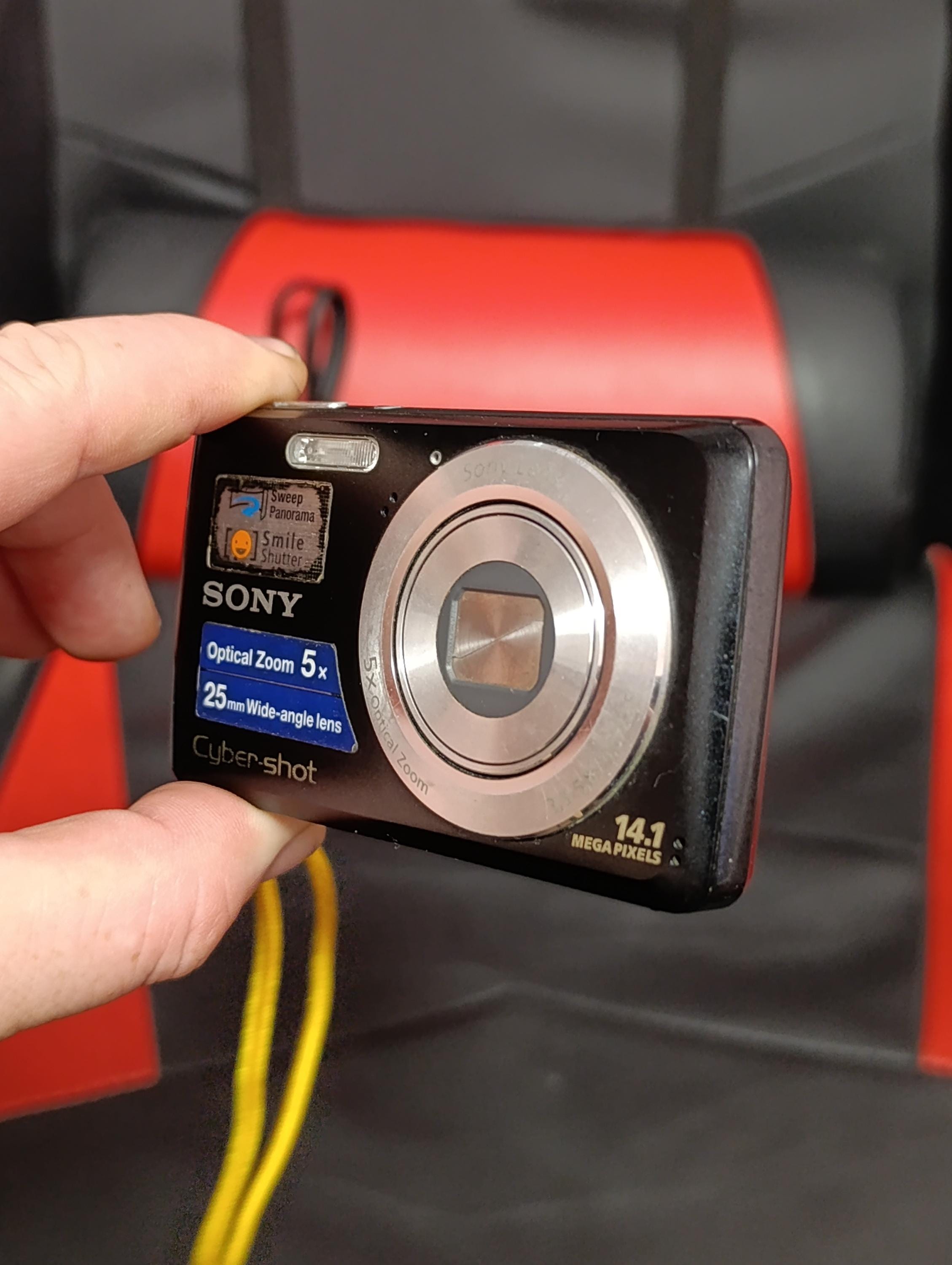 Sony Cyber-shot DSC-W520: Black 14.1MP Digital Camera (SD 32 GB