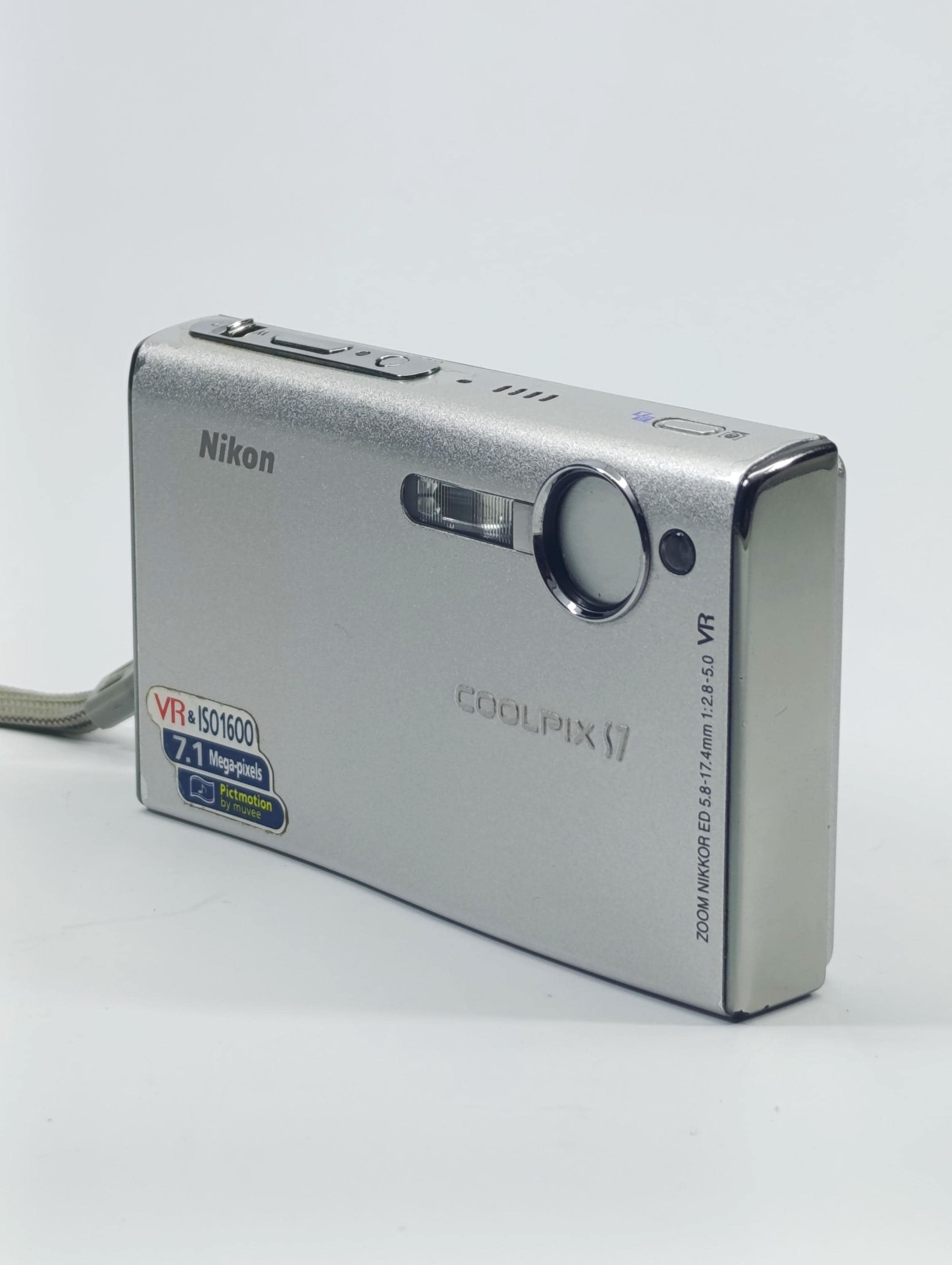 ★美品★Nikon COOLPIX S7 シルバー Nikon Coolpix S7 Digital Camera Silver 7.1 MP - Full Set of