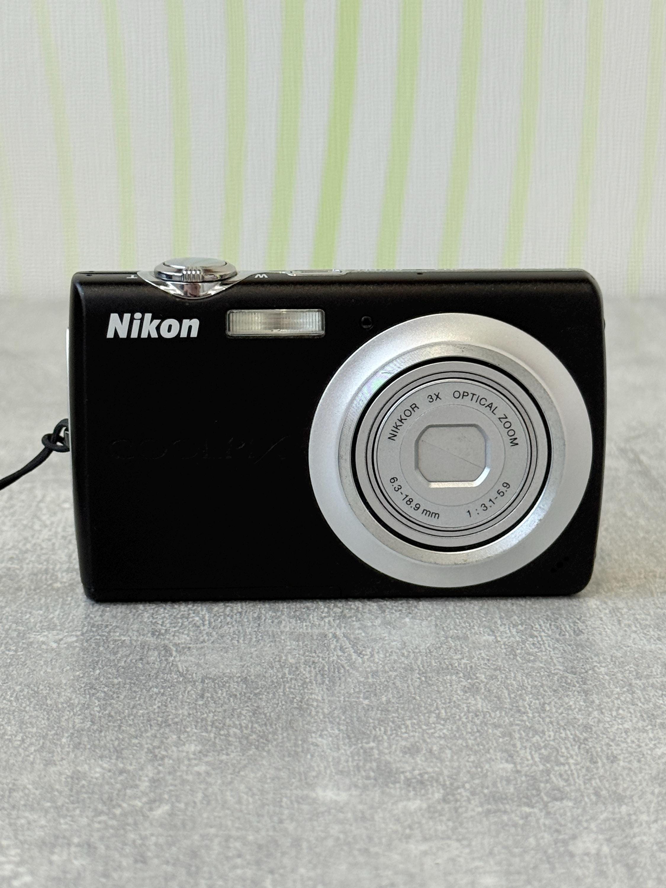 Nikon COOLPIX S203 Vintage Digital Camera 10MP / Compact Point
