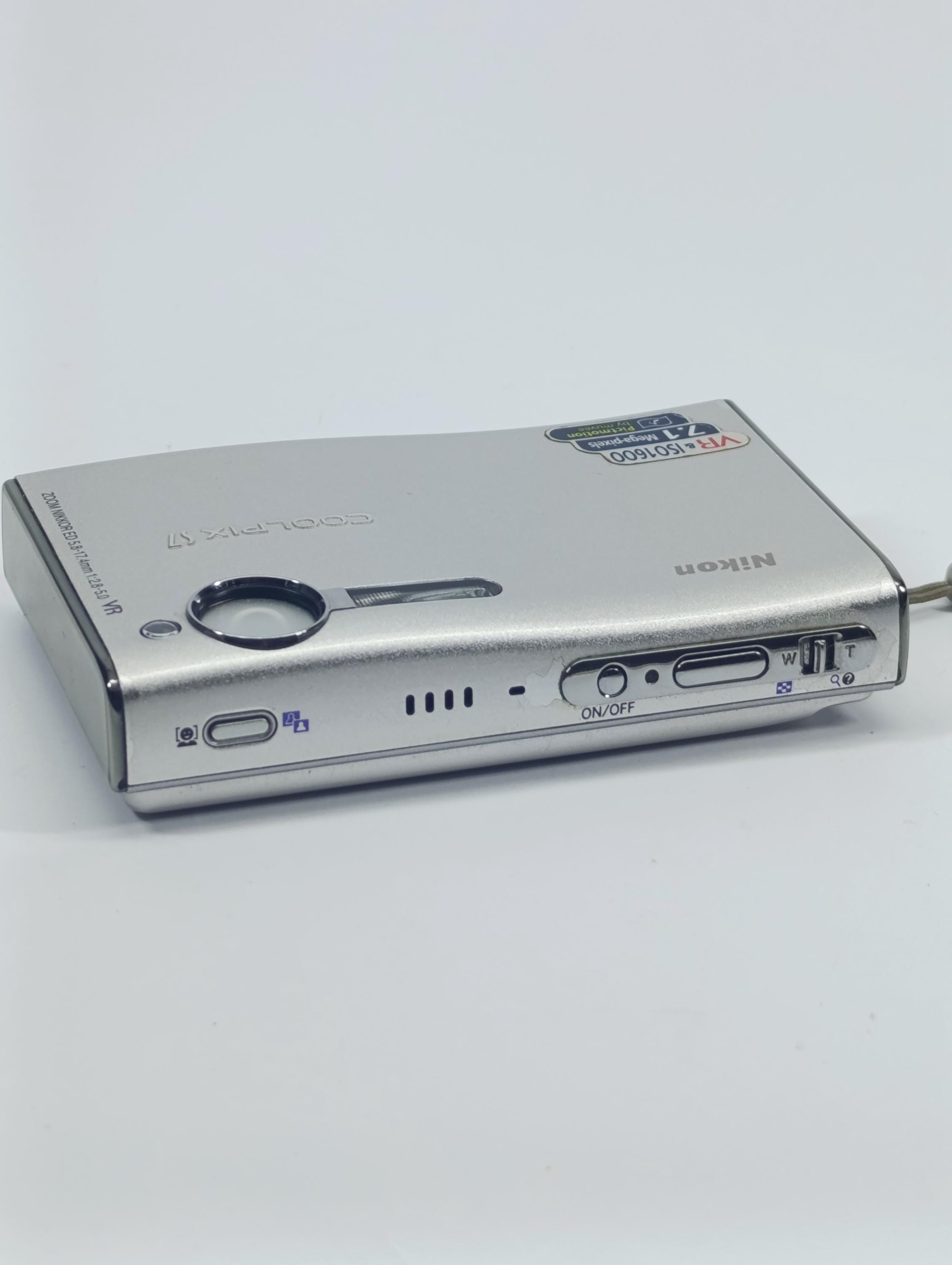 Nikon COOLPIX  S7 シルバー Nikon Coolpix S7 Digital Camera Silver 7.1 MP - Full Set of