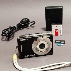Sony Cyber-Shot DSC-W70 7.2MP Digital Camera Black SD 32 Gb - Tested Working Great