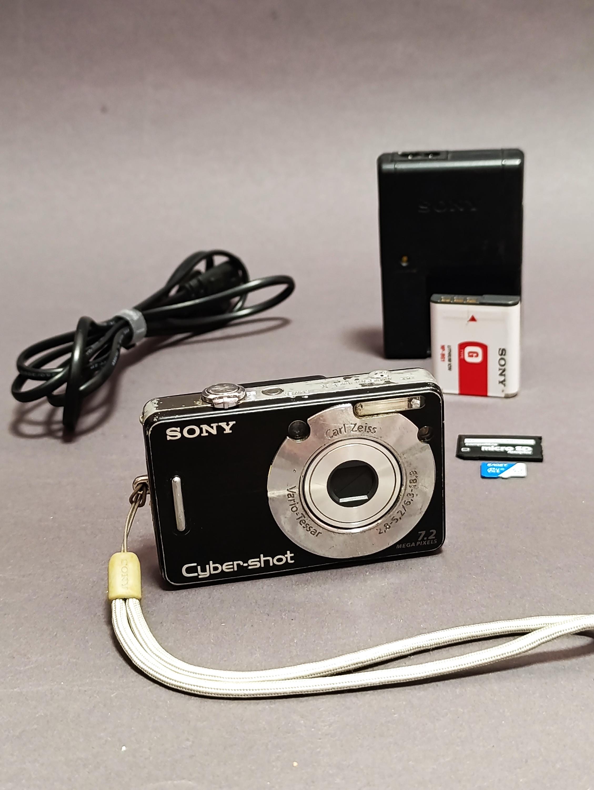 SONY Cyber-shot 7.2メガピクセル 本体と付属品 SONY Cyber-shot 7.2メガピクセル 本体と付属品