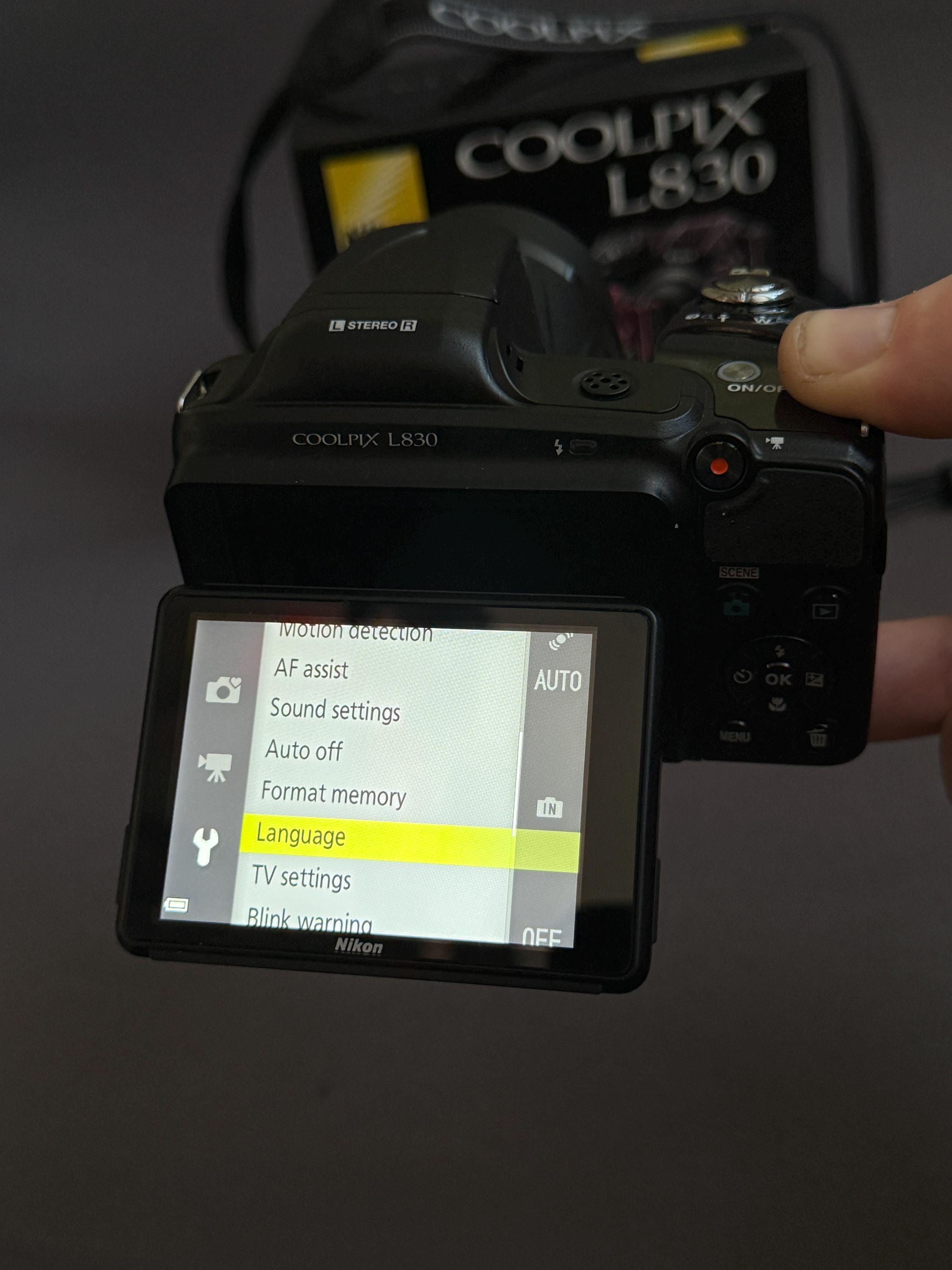 Nikon Coolpix L830 16 MP Black / Digital Camera With a Flip