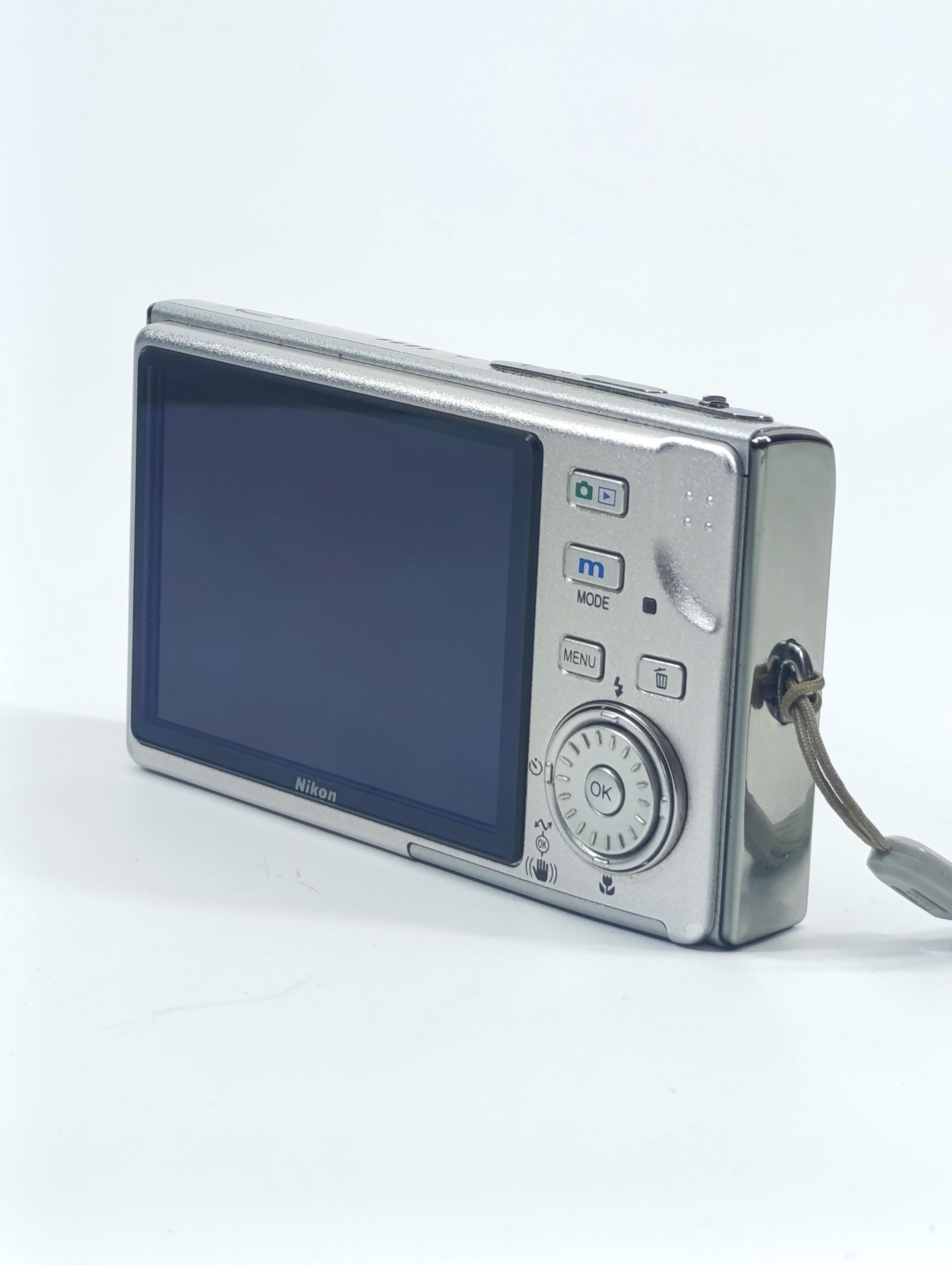 Nikon COOLPIX S7 シルバー Nikon Coolpix S7 Digital Camera Silver 7.1 MP - Full Set of