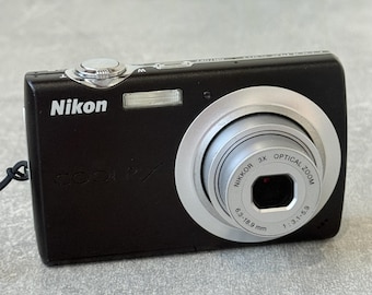Nikon COOLPIX S203 Vintage Digital Camera 10MP / Compact Point