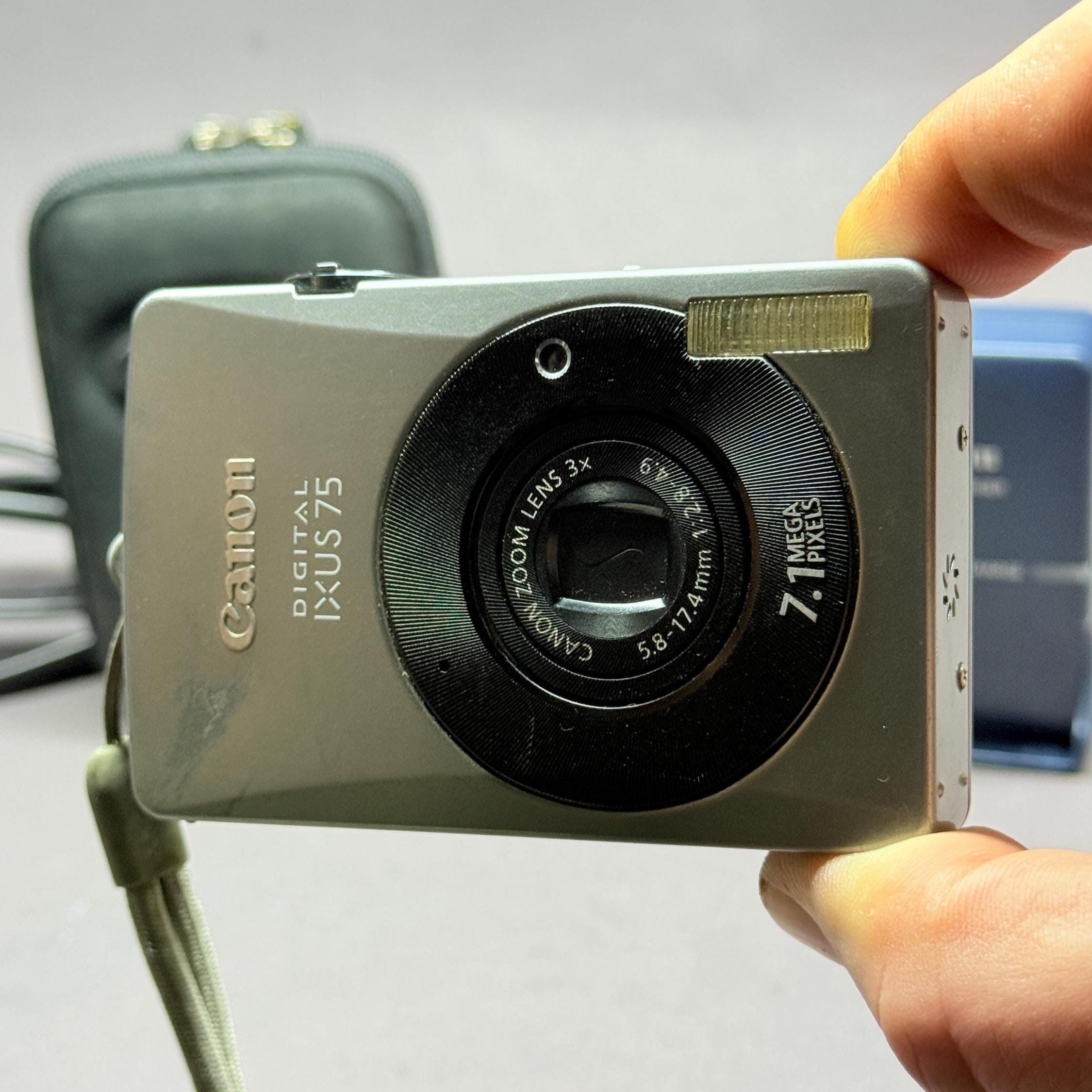 d*2様 Canon IXUS 75 シルバー