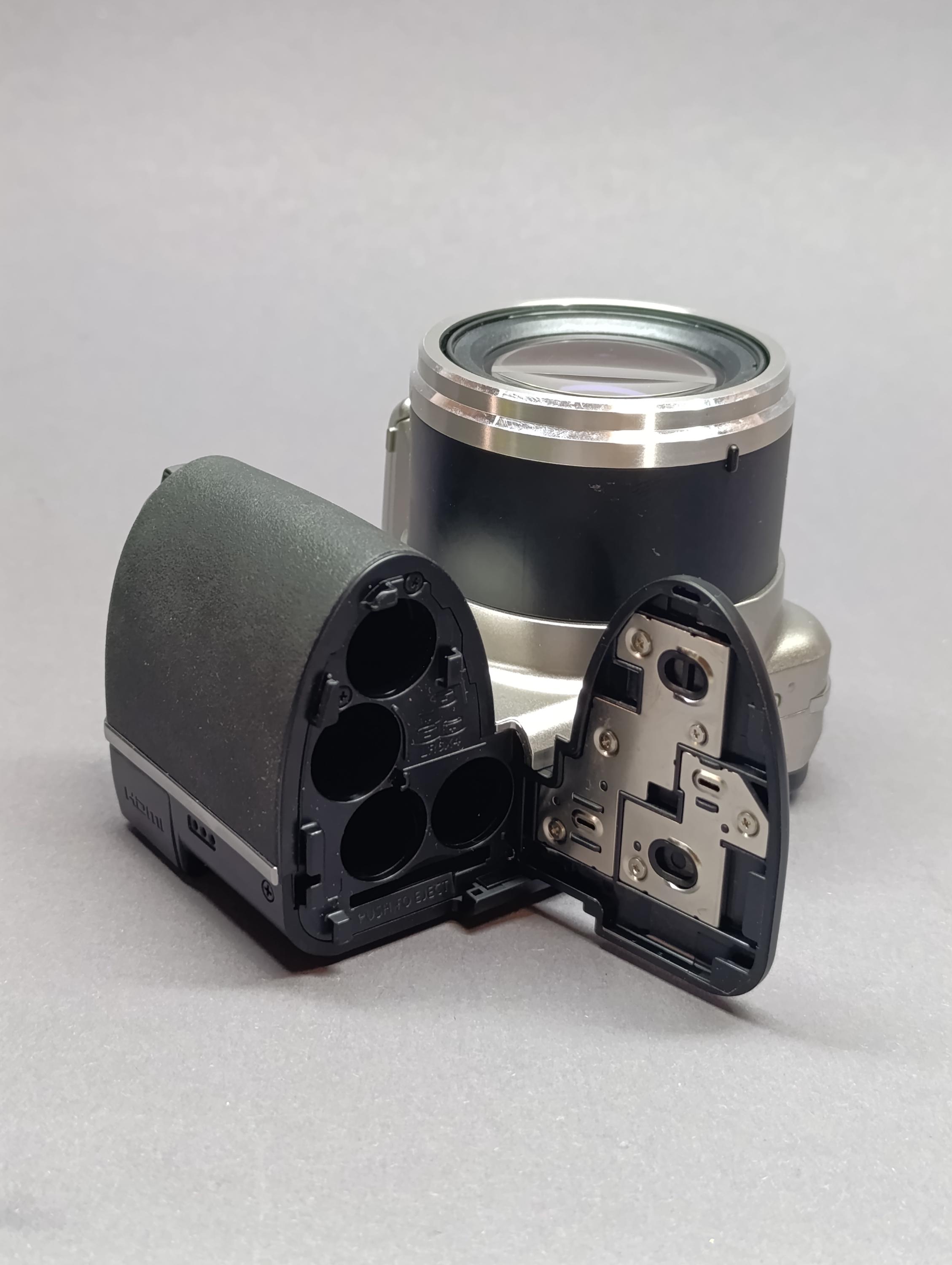 オリンパス SP-600UZ: シルバー 12.0MP デジタルカメラ (新カメラ