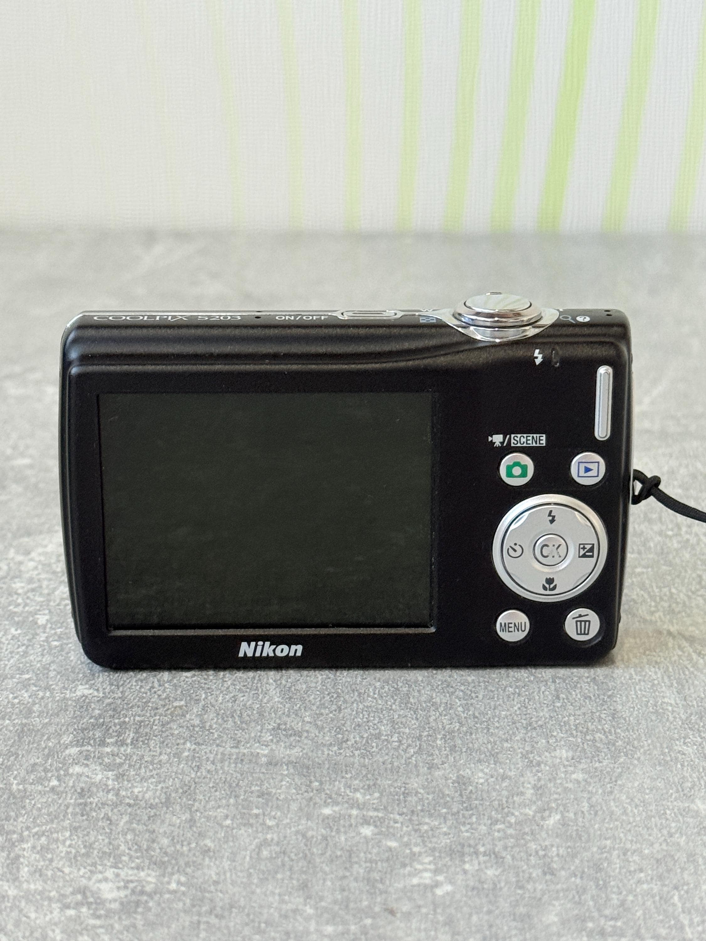 ニコン COOLPIX S203 ビンテージデジタルカメラ 10MP / コンパクト