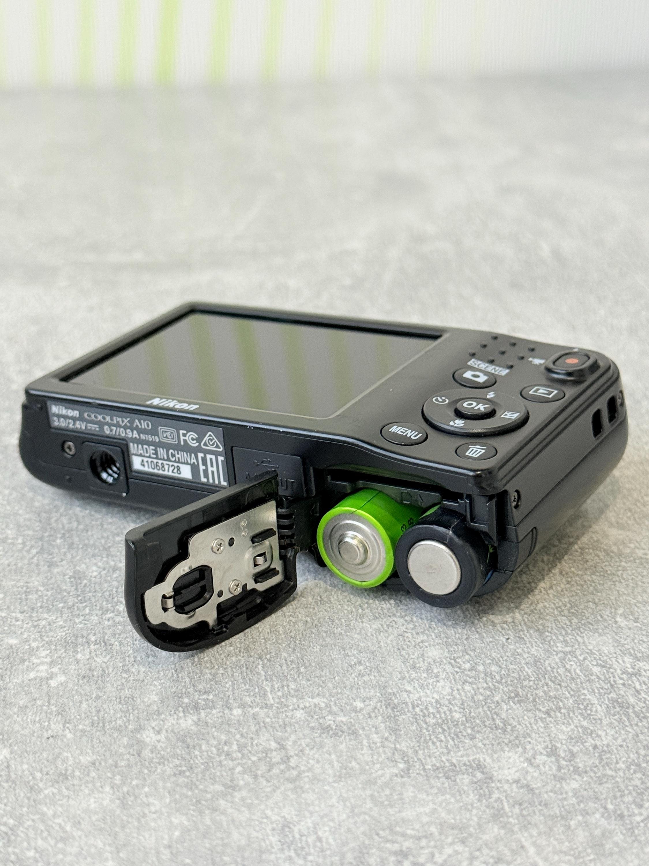 Nikon COOLPIX A10 16MP / Point & Shoot Digital Camera | Vintage