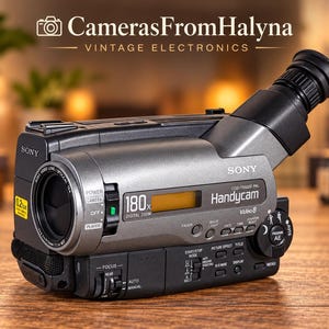 Pode incluir: Uma filmadora Sony Handycam Video8 cinza com lente de zoom digital de 180x, visor eletrônico e vários botões de controle, incluindo configurações de energia, foco e menu. O dispositivo exibe o texto Sony, Handycam e Video8.