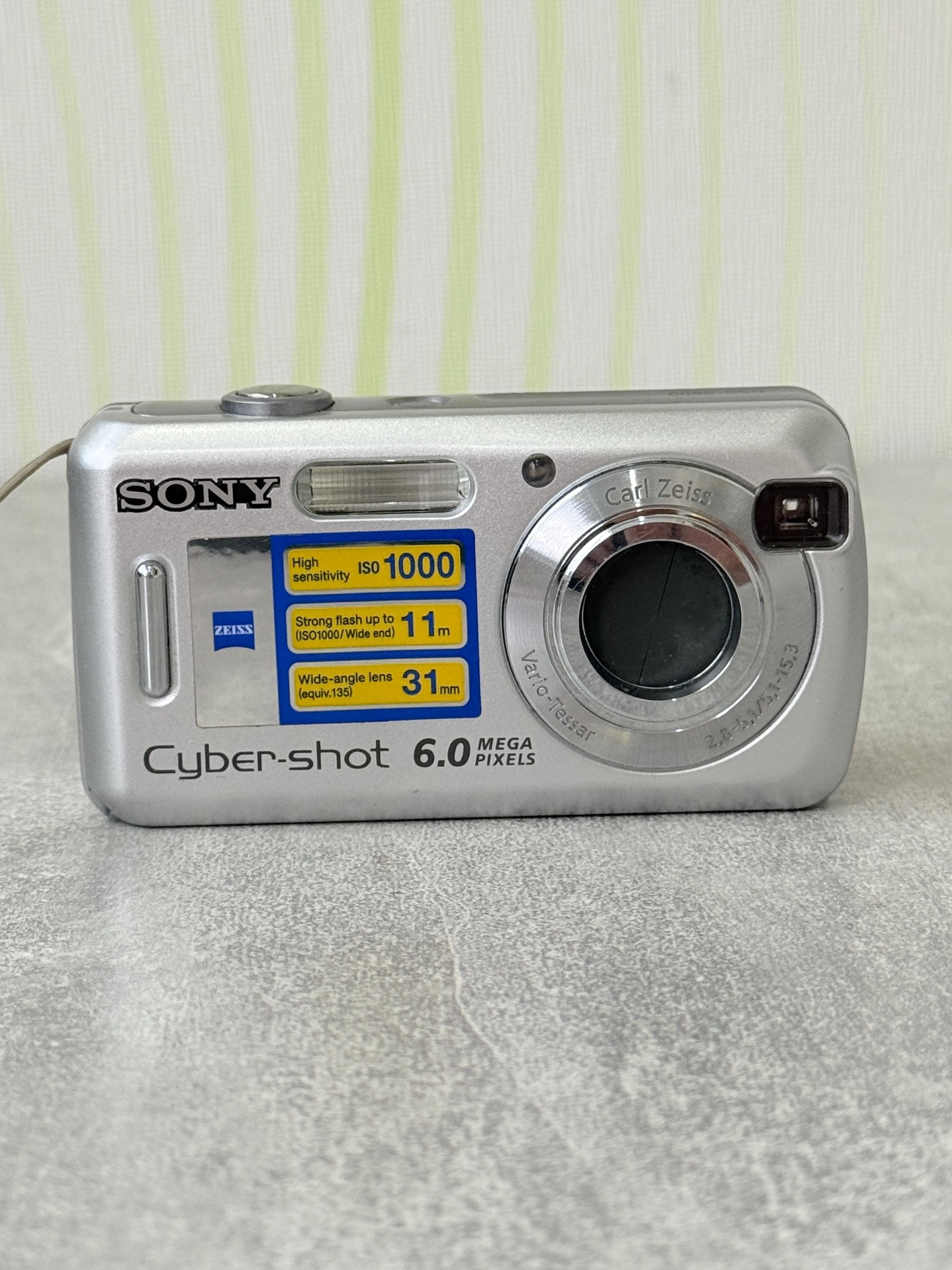 Sony DSC-S600 6MP Digital Camera Silver 3x Optical Zoom Cyber-shot