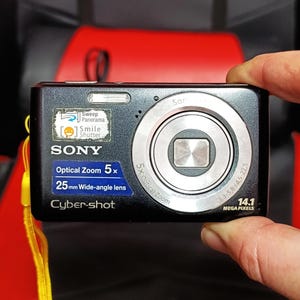 Sony Cyber-Shot DSC-W520 14.1MP Digital Camera SD 32 GB - Black Tested Ok