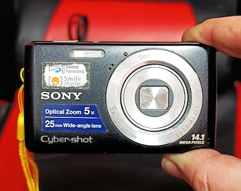 Sony Cyber-shot DSC-W520: Black 14.1MP Digital Camera (SD 32 GB