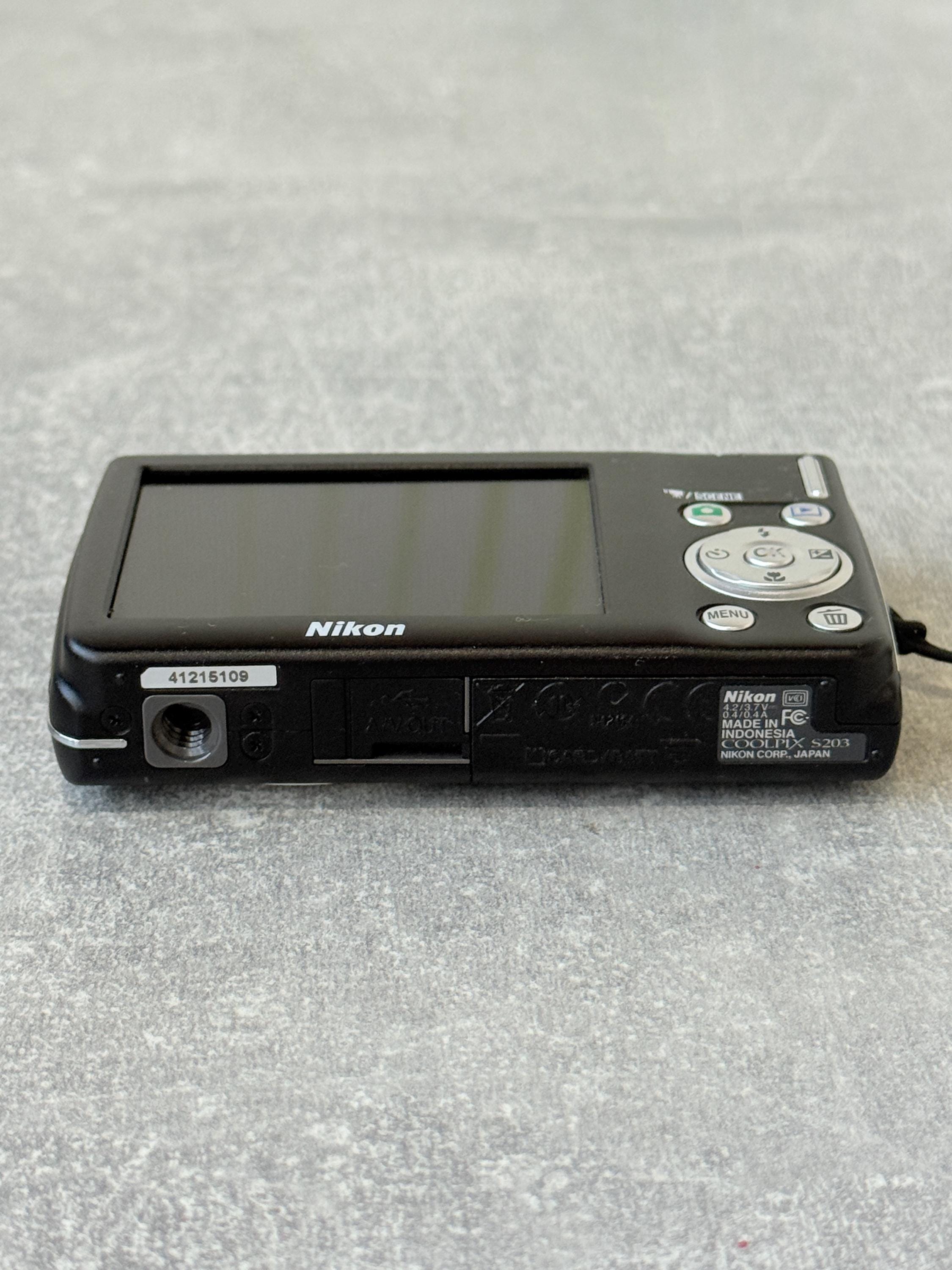 Nikon COOLPIX S203 Vintage Digital Camera 10MP / Compact Point