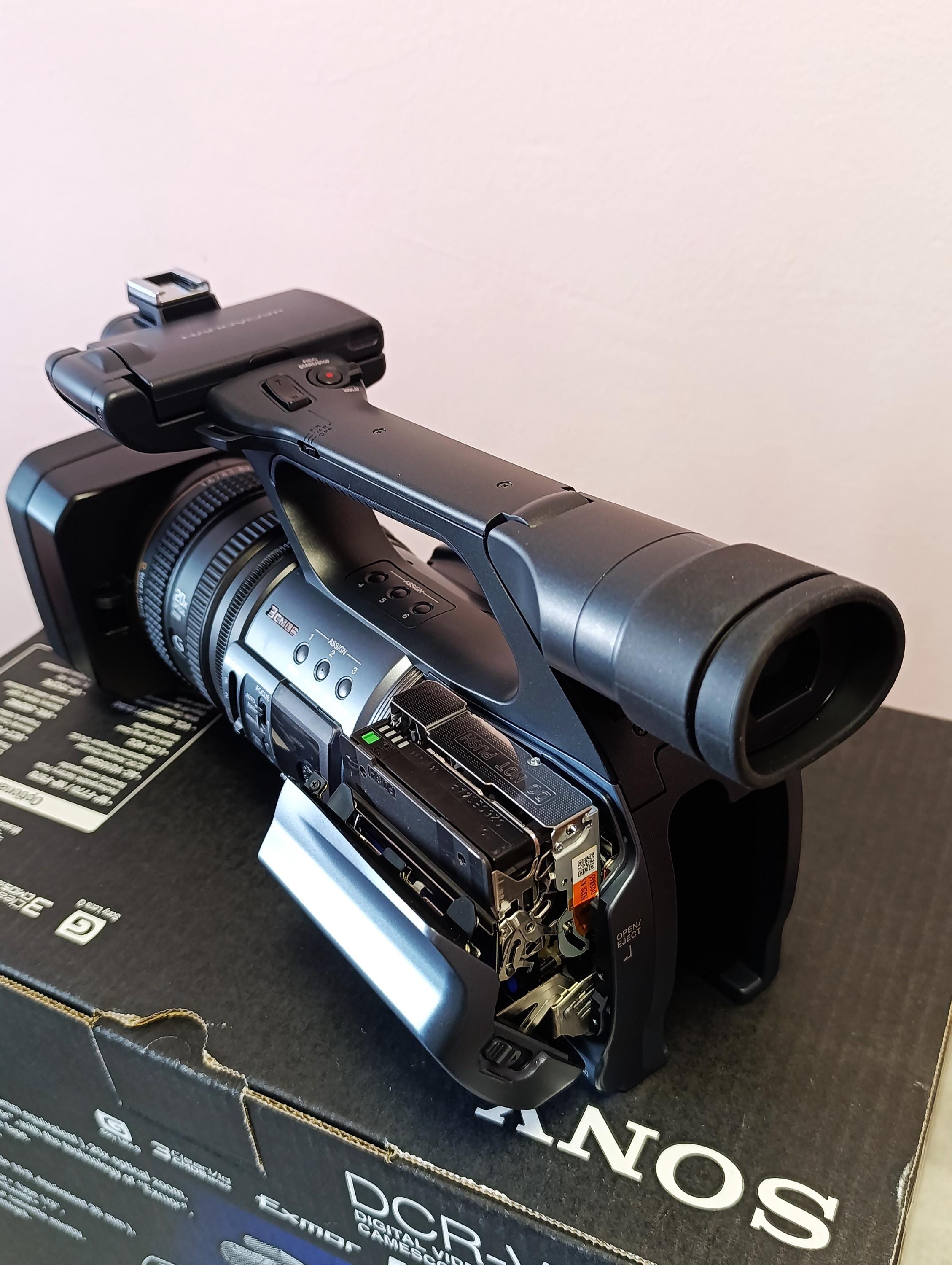 NEW Sony DCR-VX2200E PAL Digital Video Camera Recorder Minidv