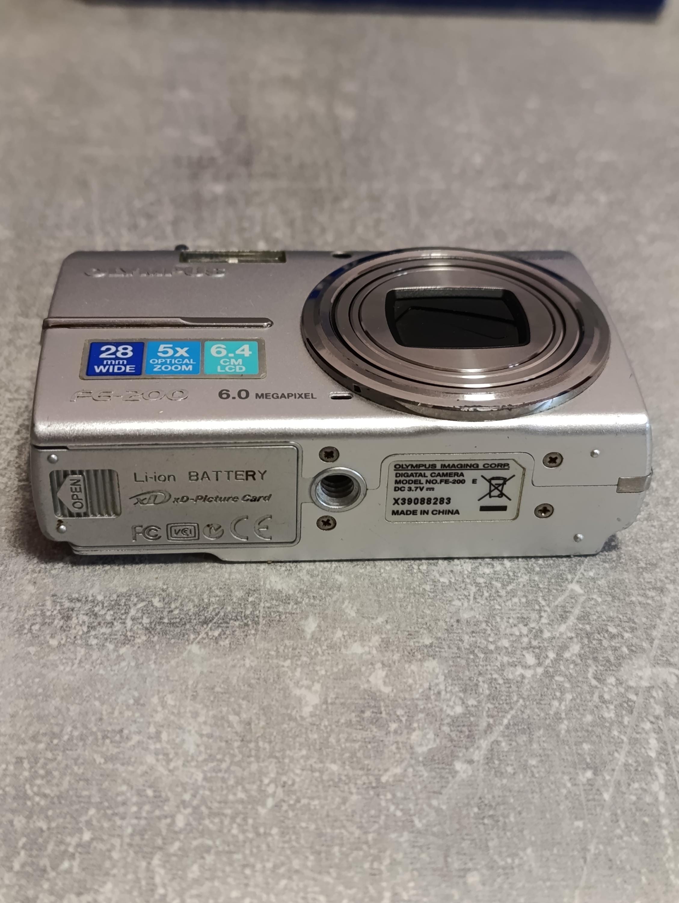 オリンパス FE-200 コンパクトデジタルカメラ 6.0MP シルバー