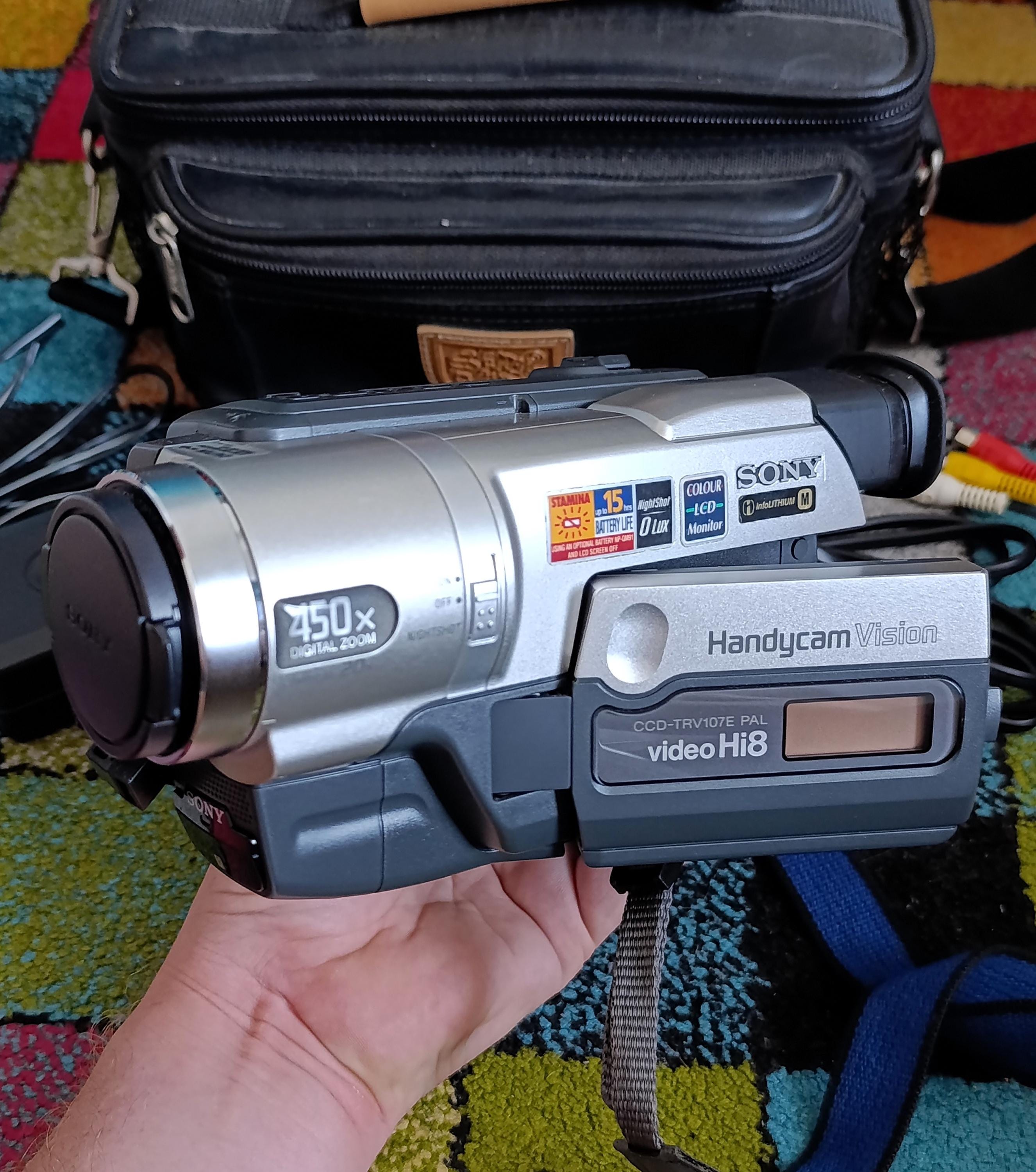 SONY Handycam CCD-TRV107E Pal Digital HI8 Video Camera Camcorder