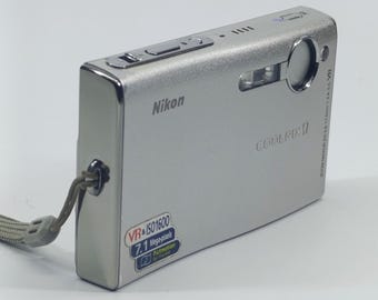 Nikon Coolpix S7 Digital Camera Silver 7.1 MP - Full Set of