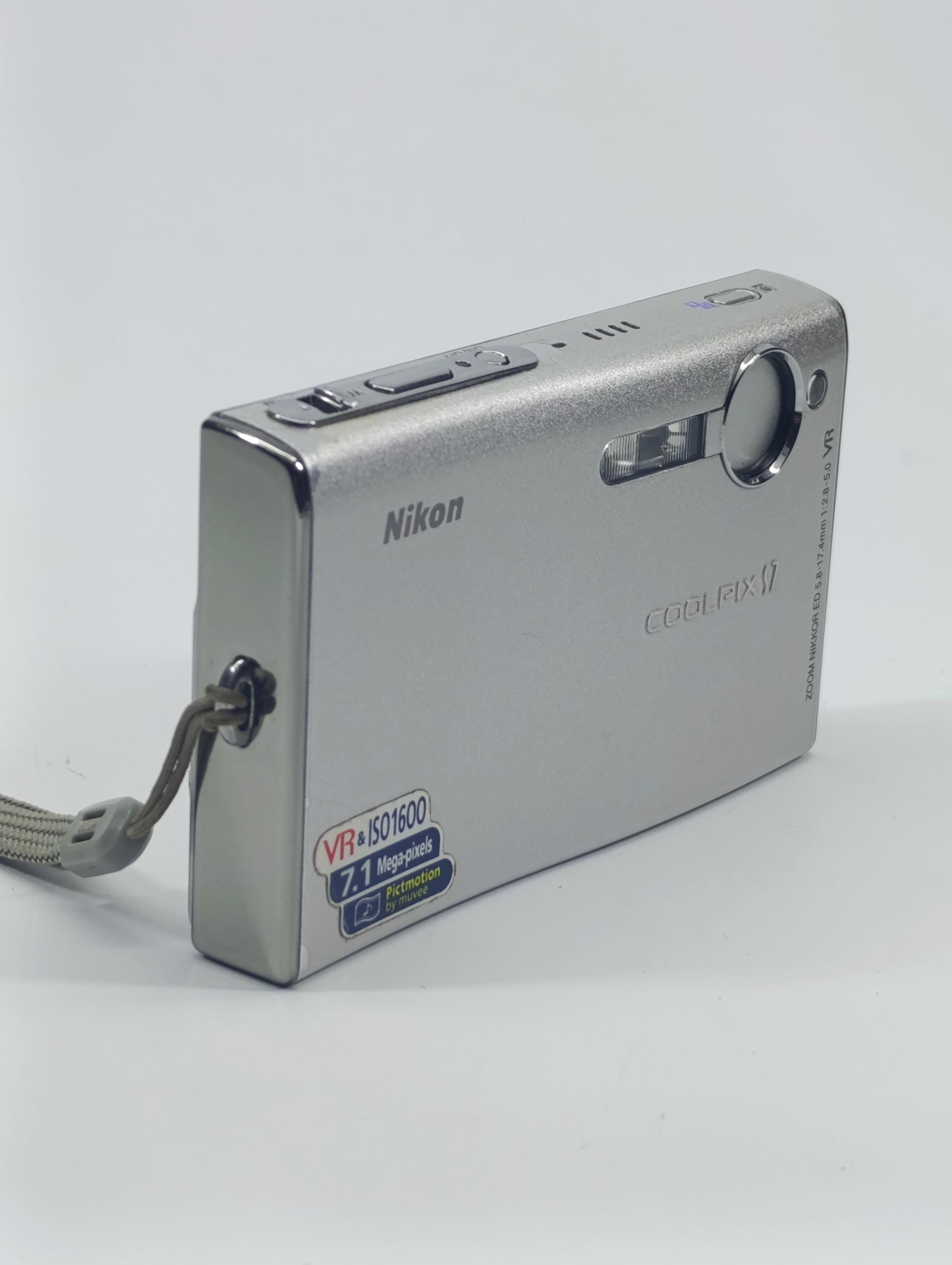 Nikon COOLPIX S7 シルバー Nikon Coolpix S7 Digital Camera Silver 7.1 MP - Full Set of