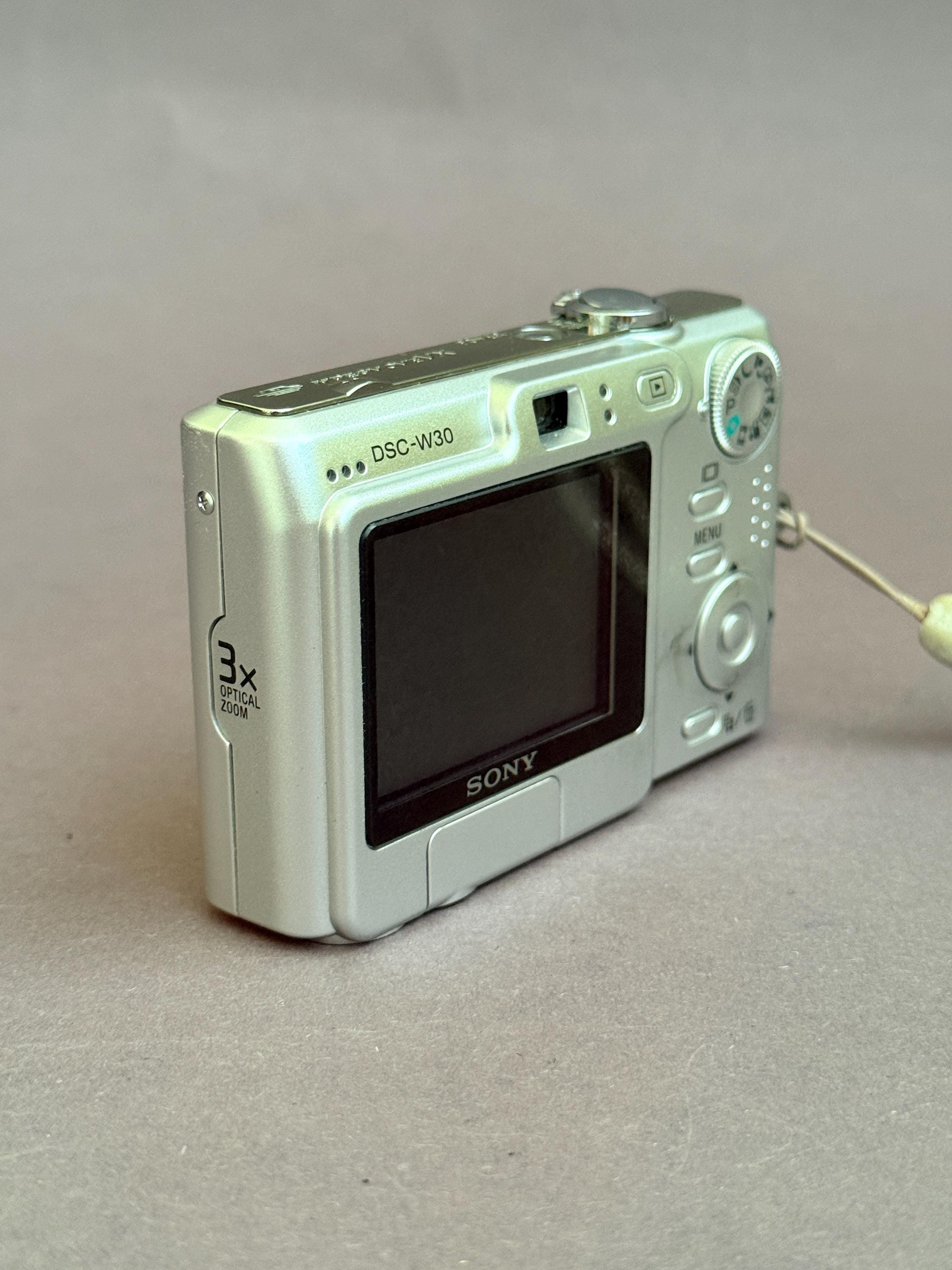 Sony Cyber-shot DSC-W30: Silver 6.0MP Digital Camera (complete Set