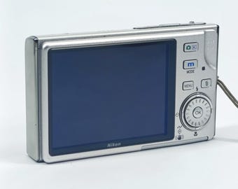 Nikon COOLPIX S7 シルバー Nikon Coolpix S7 Digital Camera Silver 7.1 MP - Full Set of