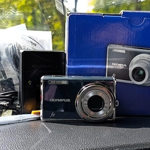 Olympus FE-5020 12.0MP Compact Digital Camera - Grey - Full Boox