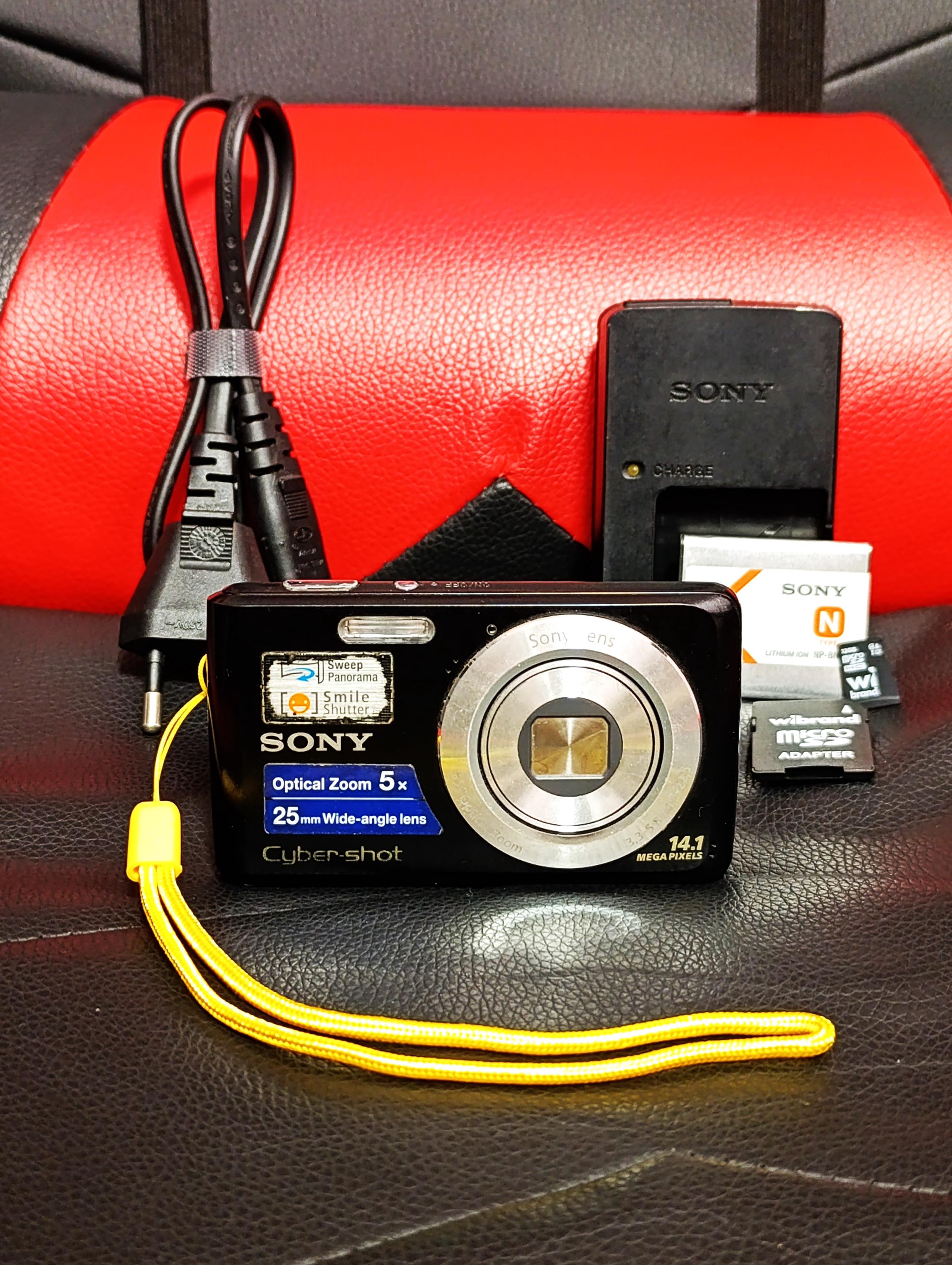 Sony Cyber-shot DSC-W520 Black 14.1MP / Digital Camera (SD 32 GB
