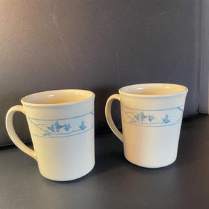 Corning Ware First of Spring Mugs - Zestaw 2 sztuk - Niebieskie i białe kubki do kawy w kwiaty w stylu vintage, kolekcjonerskie retro naczynia do picia, klasyczne ceramiczne kubki