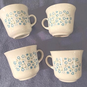 Vintage Corelle - zestaw czterech kubków do kawy z motywem kwiatowym w kolorze niebieskim wrzosowym - Najrzadszy wzór Corelle!