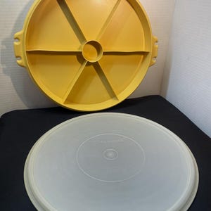 Tupperware &#39;Party Susan&#39; dienblad #405 met zegel - Tupperware vegetarisch dienblad - Tupperware geel dienblad - keukencadeau jaren 70 - cadeau voor vrouw - MCM-cadeau