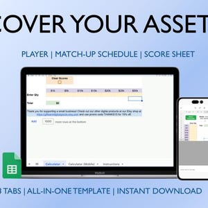 Puede incluir: Una pantalla de ordenador que muestra una hoja de c&aacute;lculo con tres pesta&ntilde;as etiquetadas como "Player", "Match-Up Schedule" y "Score Sheet". El texto "COVER YOUR ASSETS" se muestra encima de la hoja de c&aacute;lculo. La imagen tambi&eacute;n muestra un tel&eacute;fono inteligente que muestra una hoja de c&aacute;lculo similar.