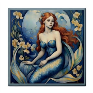以下が含まれることがあります： 長い赤い髪の毛をした人魚が、青いトップと青と金の尾をつけた絵。白い花と青と緑の葉に囲まれている。