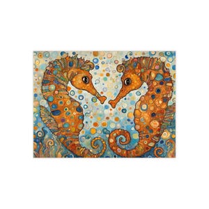 Puede incluir: Una pintura vibrante de dos caballitos de mar enfrentados. Los caballitos de mar son de color naranja con manchas azules, amarillas y verdes. El fondo es una mezcla de círculos azules, amarillos y blancos, creando una escena submarina caprichosa.