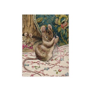 Könnte beinhalten: Illustration von zwei braunen Mäusen, eine näht mit rosa Faden und einer Nadel, die andere im Hintergrund. Die Mäuse befinden sich auf einer Oberfläche mit Blumenmuster, mit einer Holzstruktur und Blumengardinen im Hintergrund.