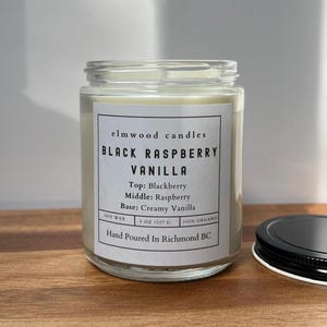 Może przedstawiać: Szklany słoik na świecę z białą etykietą, na której widnieje napis "elmwood candles BLACK RASPBERRY VANILLA Top: Blackberry Middle: Raspberry Base: Creamy Vanilla SOY WAX 8 OZ / 227 G 100% ORGANIC Hand Poured In Richmond BC".