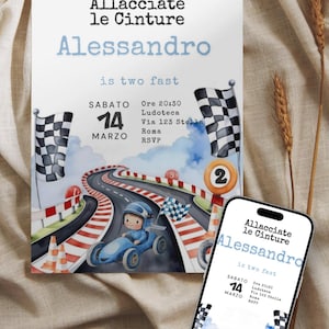 Può includere: Un invito ad acquerello a tema auto da corsa. L'invito presenta un circuito con un'auto da corsa e un pilota dei cartoni animati. Il testo recita "Allacciate le Cinture Alessandro is two fast" e i dettagli dell'evento.
