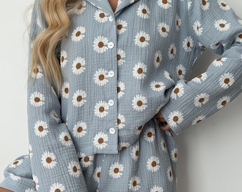 Das neue Pyjama-Set mit dem Muster „Blühende Blumen“ besteht aus einem Tanktop, einem Hemd, einer Hose und Shorts – Brautjungfern-Pyjamas
