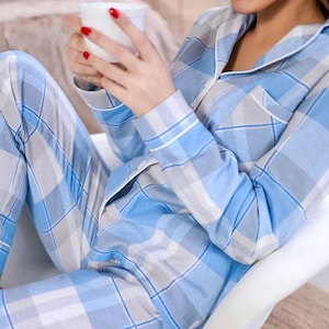Niebieska flanelowa piżama w kratę | Odzież domowa na Boże Narodzenie i Halloween | Przytulna zimowa piżama na prezent dla niej | Miękki zestaw piżam dla kobiet – pomysł na świąteczny prezent