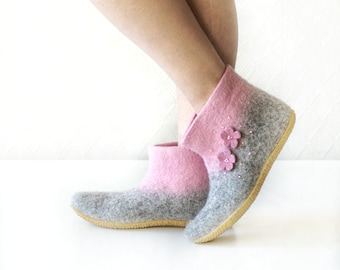 Wool slippers/ felted home shoes, felt boots, wool booties, woman slippers, gray slippers, pink slippers