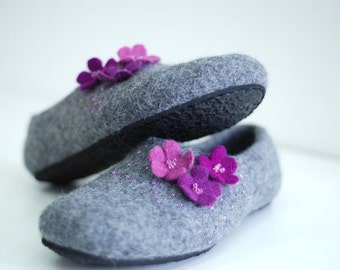 Felted slippers, grey slippers with purple flowers, woolen clogs, natural felt slippers,  Custom made colors, any sizes