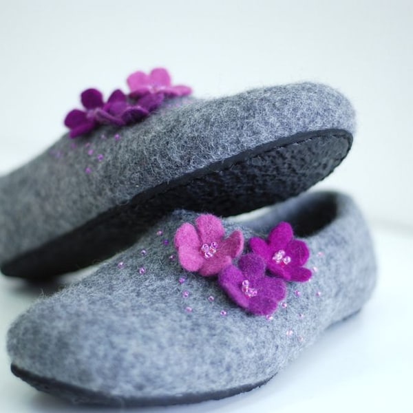 Felted slippers, grey slippers with purple flowers, woolen clogs, natural felt slippers,  Custom made colors, any sizes
