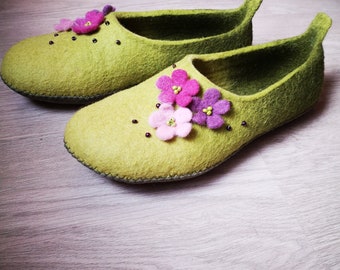 Gefilzte Hausschuhe, graue Hausschuhe mit lila Blumen, Wollclogs, natürliche Filzpantoffeln, kundenspezifische Farben, alle Größen