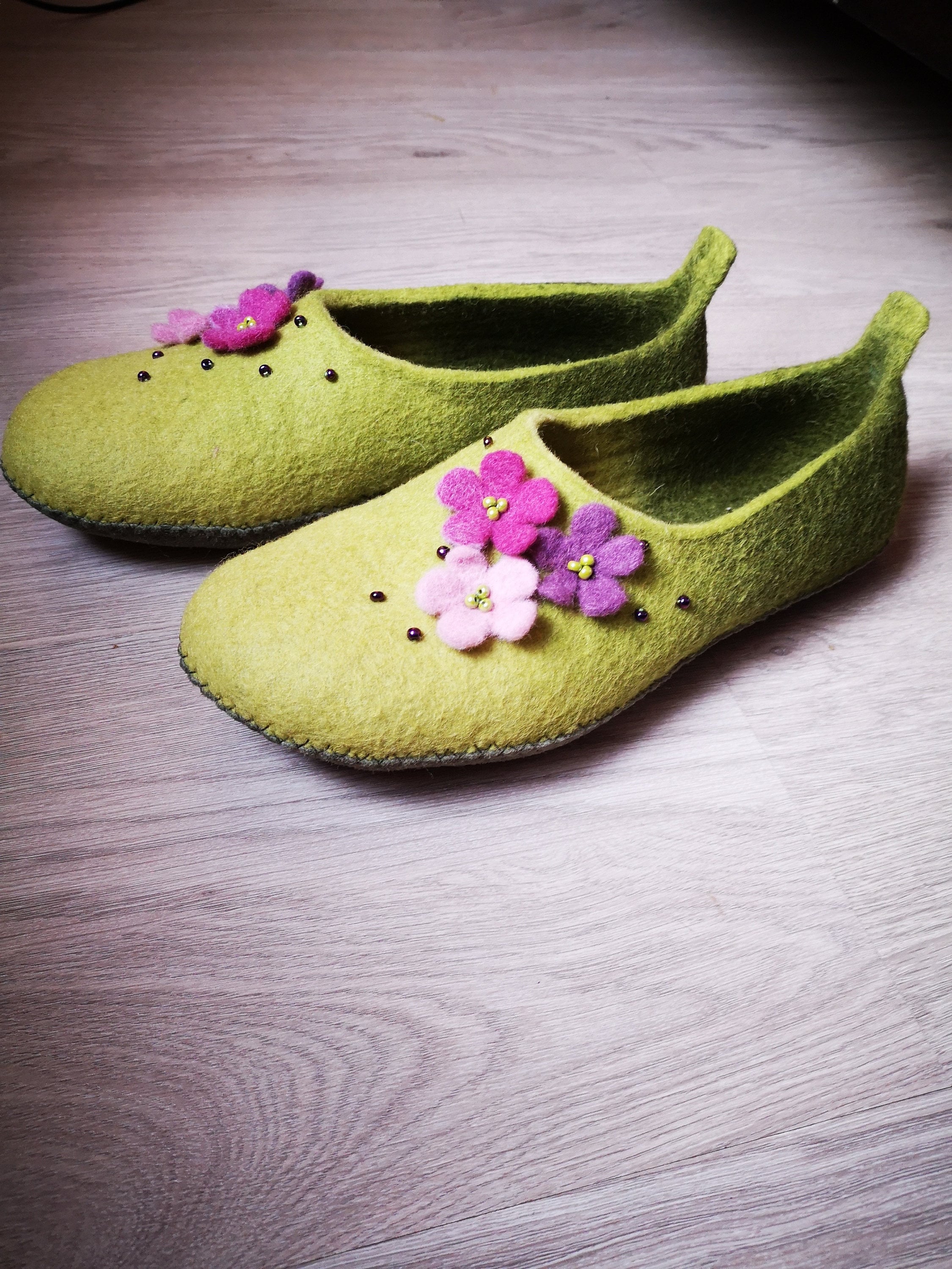Felted slippers, grey slippers with purple flowers, woolen clogs, natural felt slippers,  Custom made colors, any sizes