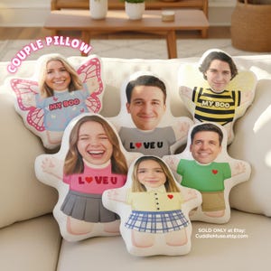 Peut inclure: Plusieurs coussins personnalisés pour couples, avec des visages imprimés. Les coussins ont la forme de personnes avec des bras et des jambes. Certains coussins ont des motifs de vêtements, notamment des ailes de papillon, un costume d'abeille et des chemises avec le texte "MY BOO" et "LOVE U".