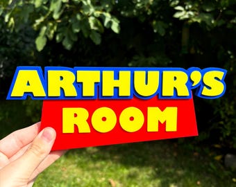 Gepersonaliseerd naambord met speelgoedthema | Op maat gemaakt 3D-geprint slaapkamerbord | Op avontuur geïnspireerde stijl | Decoratiebord kinderkamer | Cadeaus voor jongens/meisjes