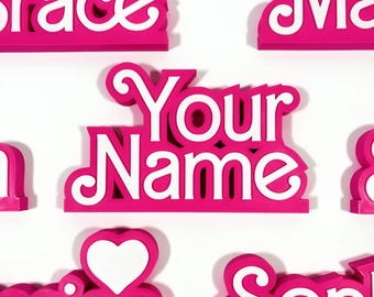 Gepersonaliseerd roze naambord voor poppen | Op maat gemaakte 3D-geprinte plaat voor kinderkamerdecoratie