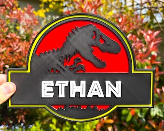Placa personalizada com nome e tema de aventura com dinossauros | Decoração personalizada impressa em 3D para quarto pré-histórico | Placa para quarto infantil estilo jurássico | Presente para menino/menina fã de dinossauros